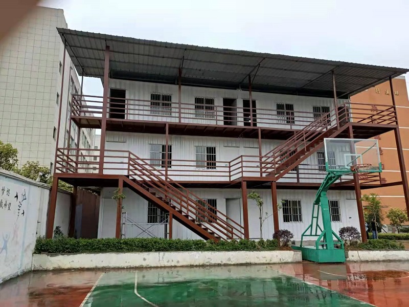 ������װ��ѧУ